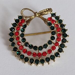 🎁 Vintage Christmas Pin Brooch wreath green red rhinestone Goldtone.